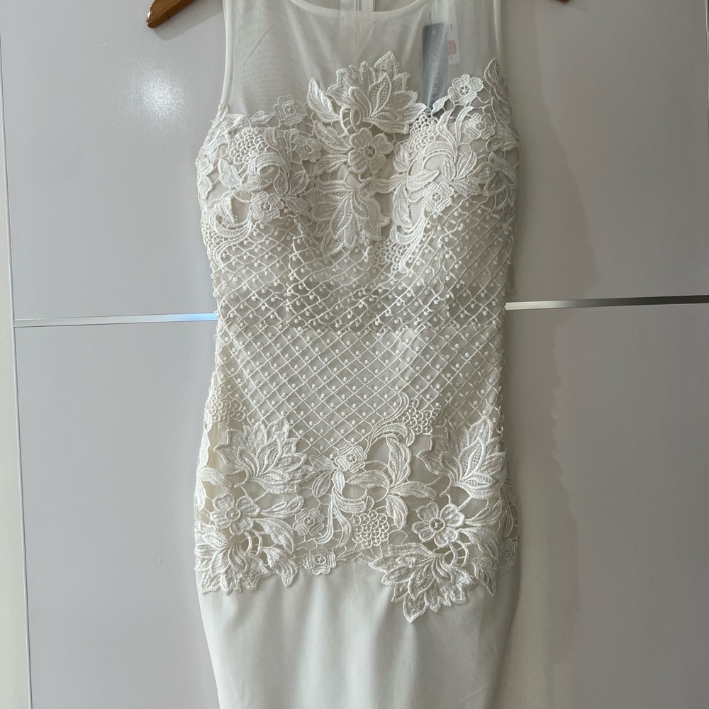 Entry White Sheath Mini Dress Sleeveless Crew Neck